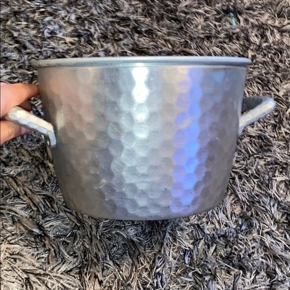Vintage pounded aluminum ice bucket Everlast 5001.